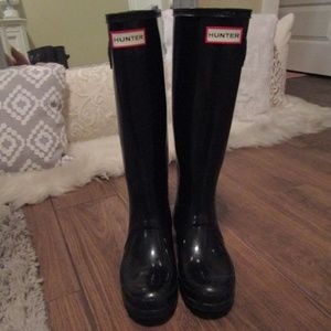 Size 6 Like-New Black Tall Gloss Hunter Boots